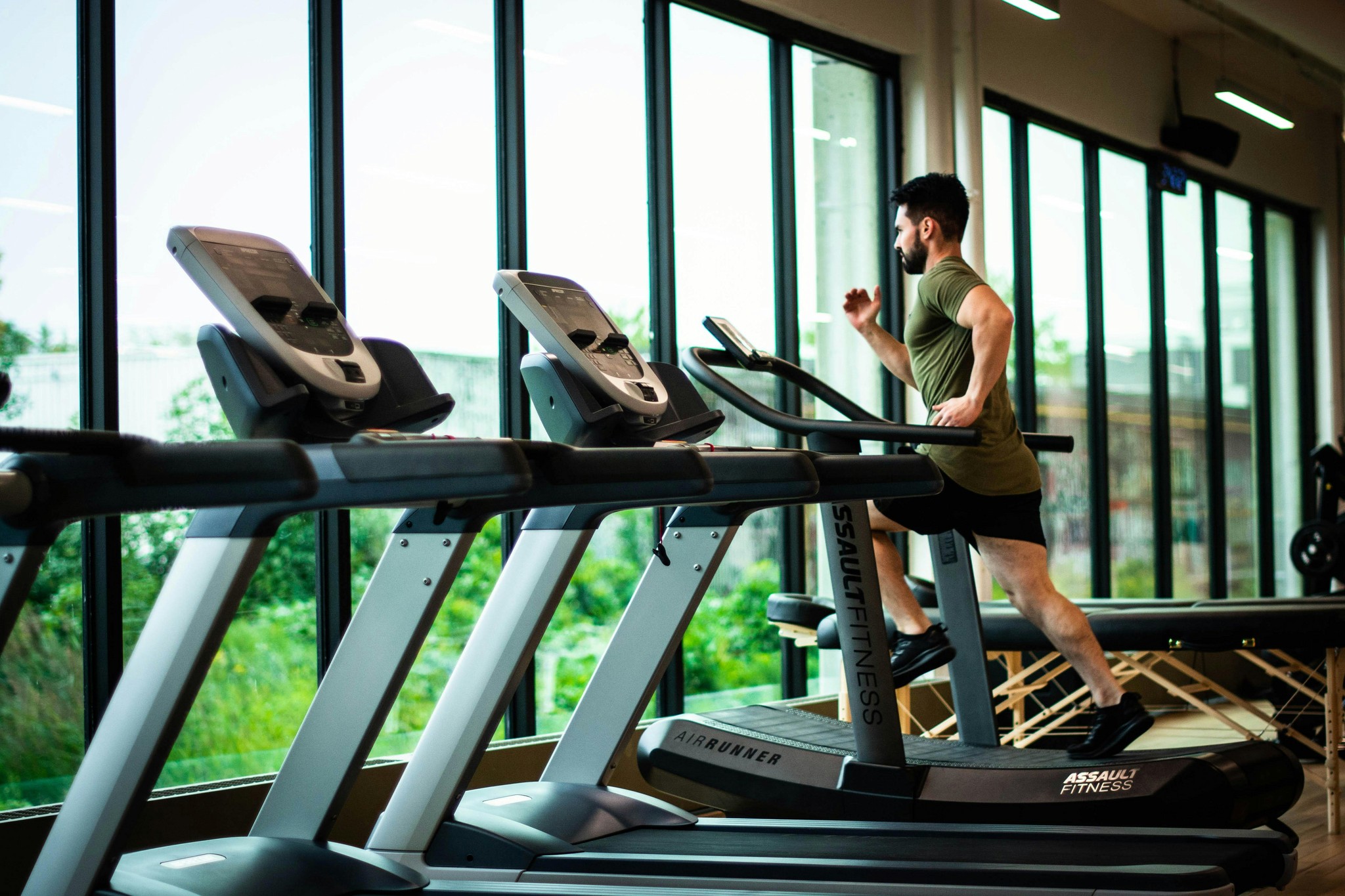 Rows of training machines in a modern fitness studio